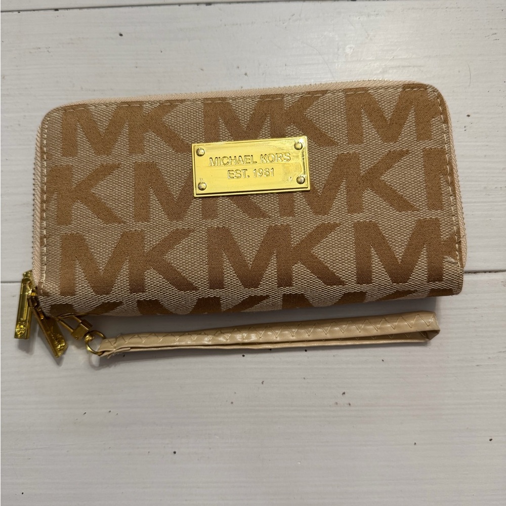 Michael Kors Beige and Gold Key Holder